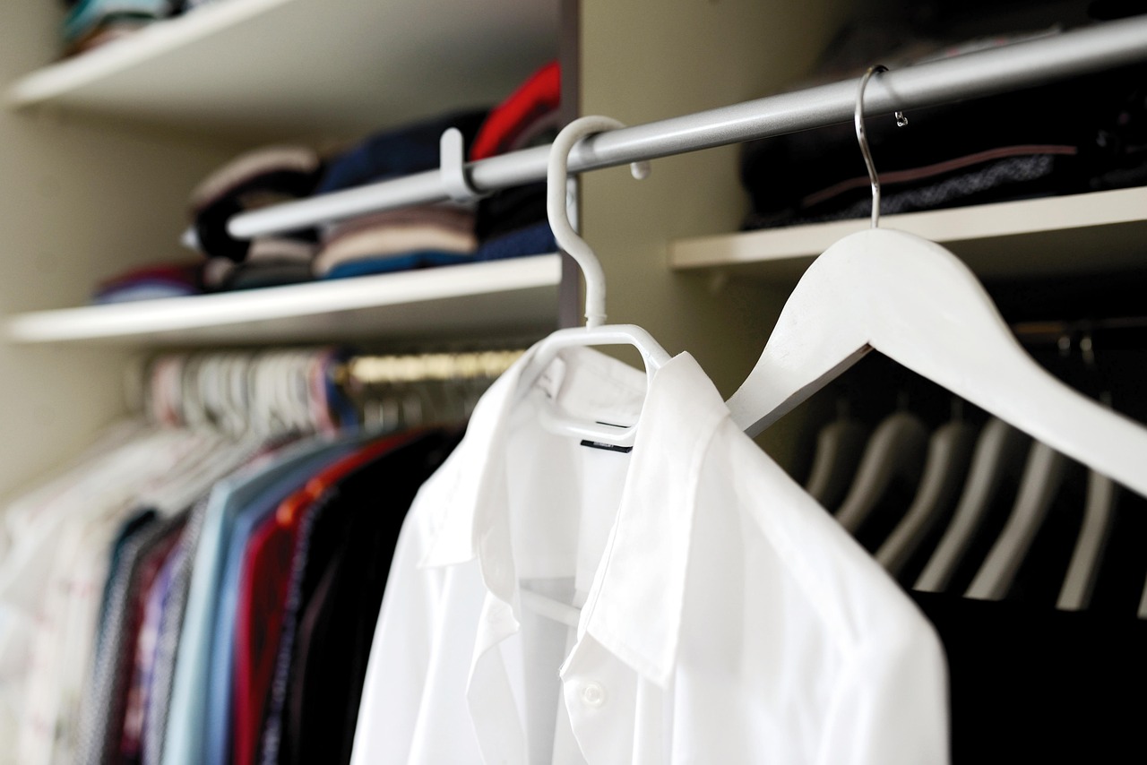 La garde-robe capsule : les essentiels d'un dressing minimaliste