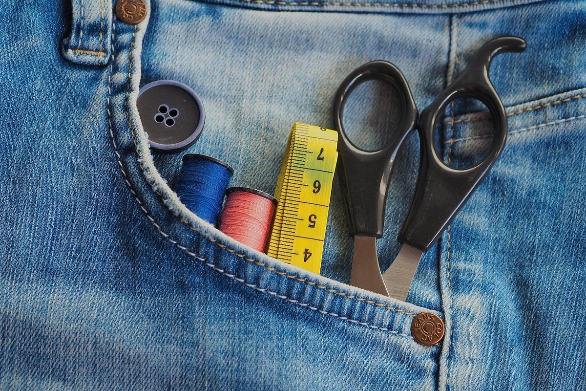 Customiser un jean : 8 techniques faciles et créatives