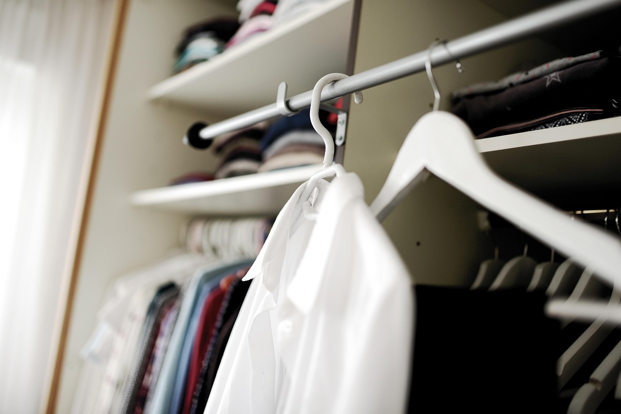 Comment organiser un dressing quand on manque de place