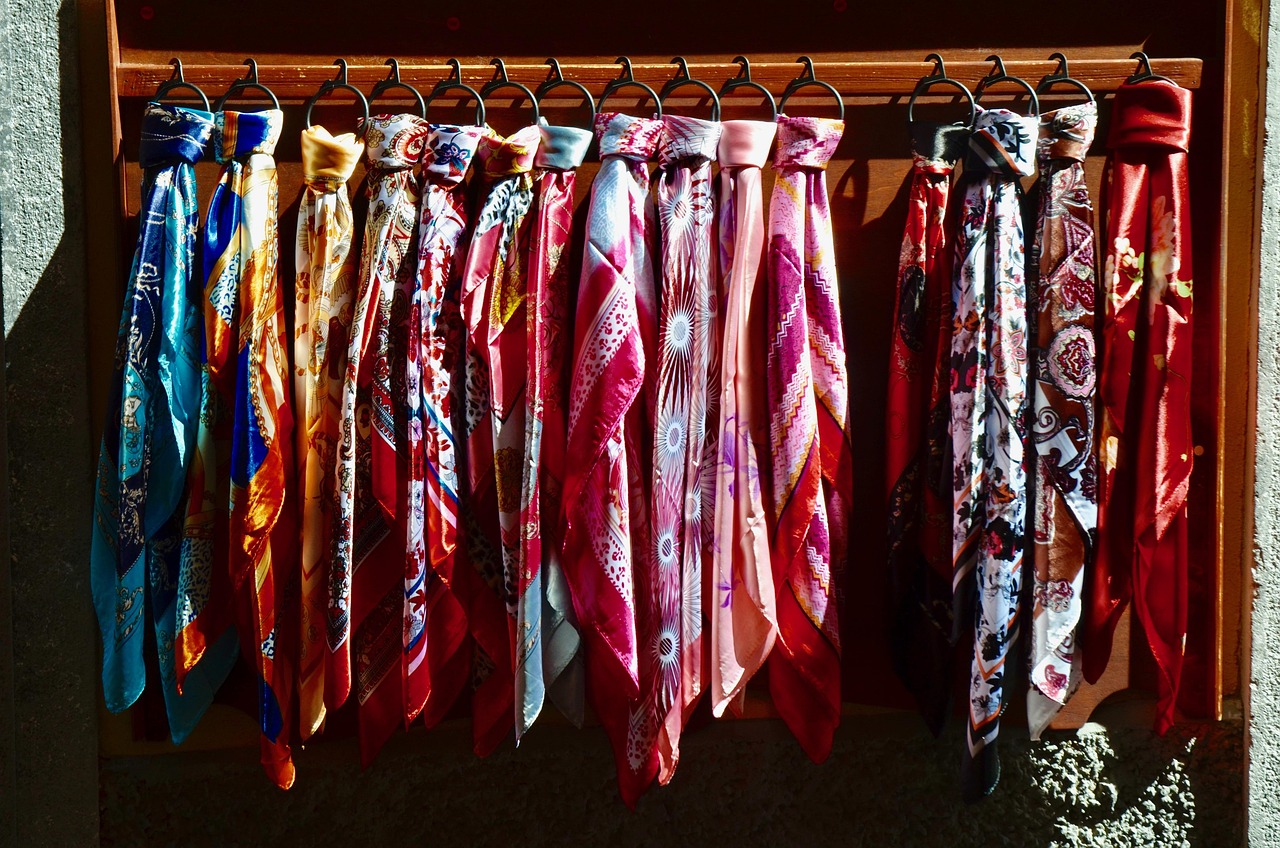 Comment nouer un foulard de différentes façons ?
