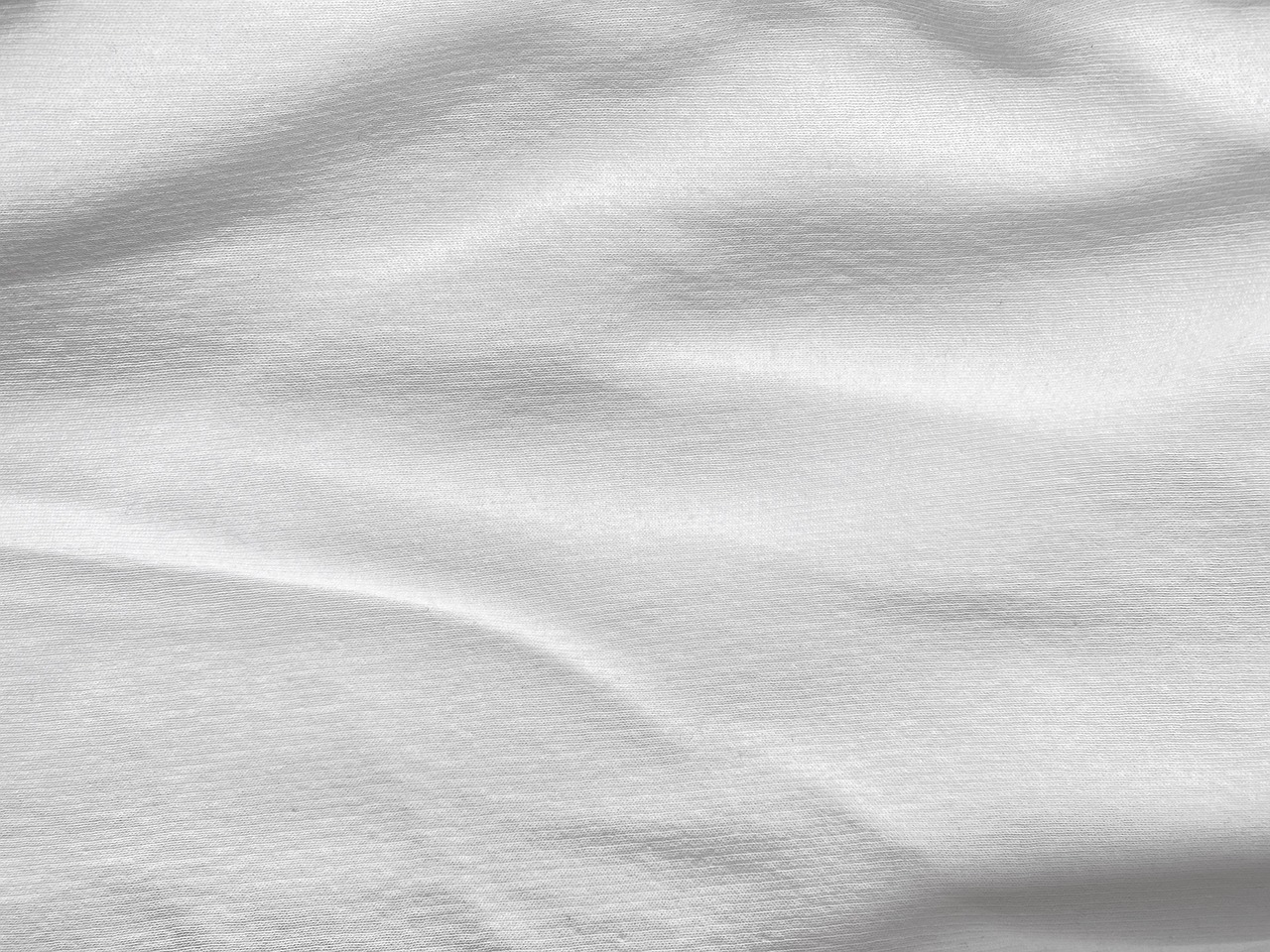 Gros plan sur un tissu blanc froissé aux plis naturels